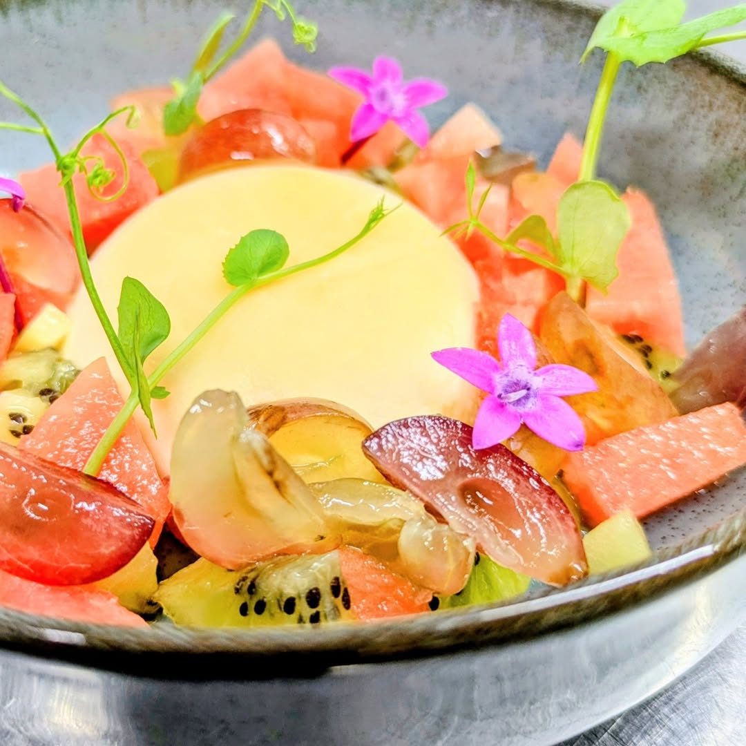 Panna cotta aux fruits frais et fleurs comestibles