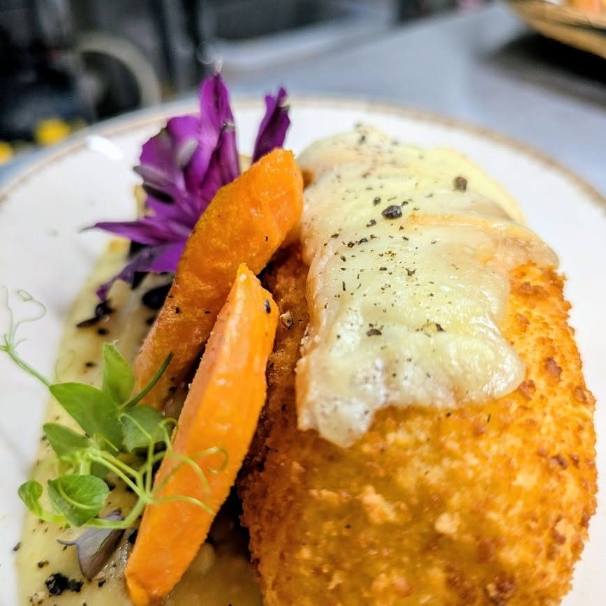 Escalope panée gratinée, carottes rôties et purée